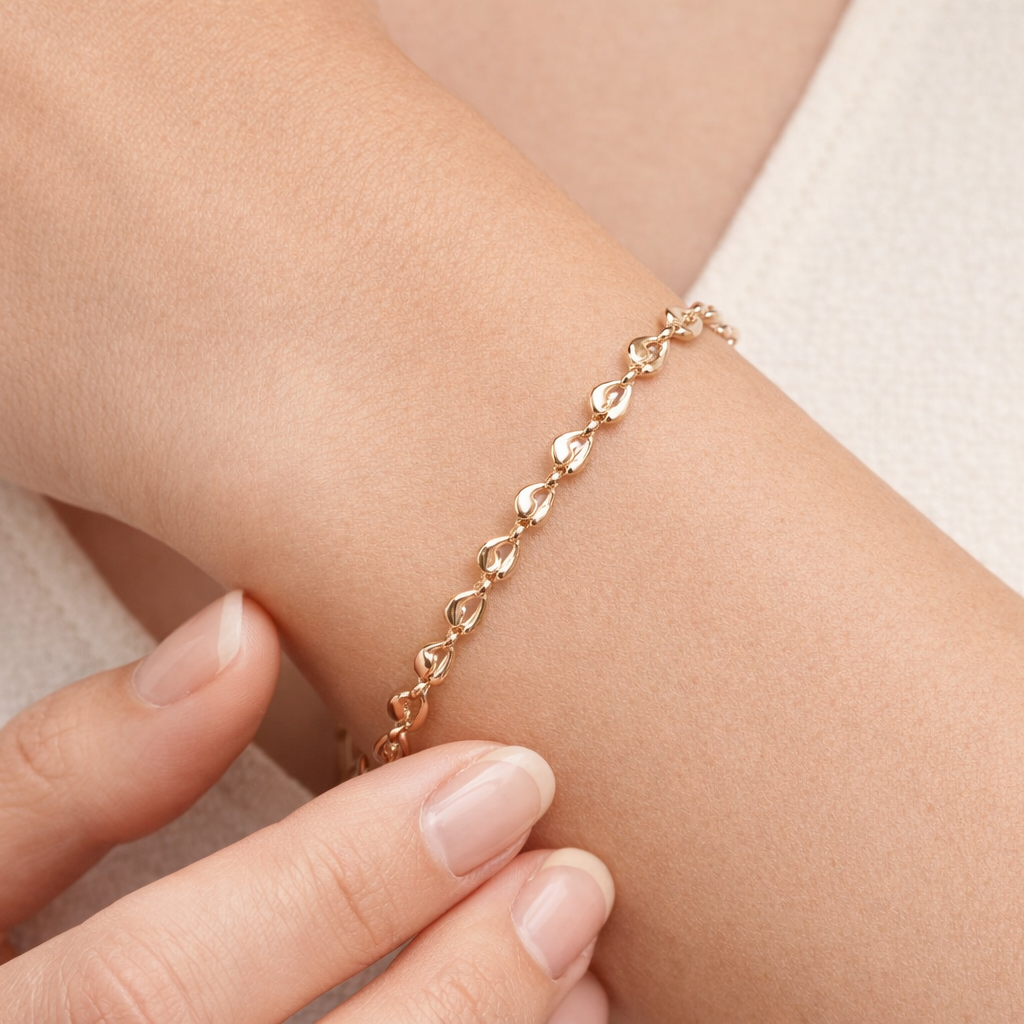 Pulsera de Oro 18K con Eslabones en Forma de Corazón y Acabado Pulido